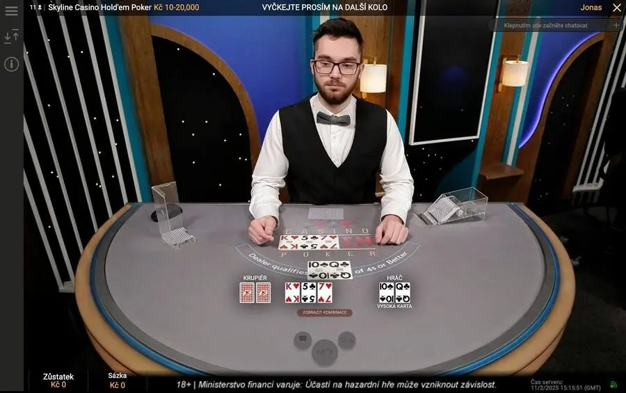 Live Casino Hold’em Poker – rozdané kombinace hráče a krupiéra. Krupiér u stolu Casino Hold’em Poker s rozdanými kartami pro hráče a dealera.
