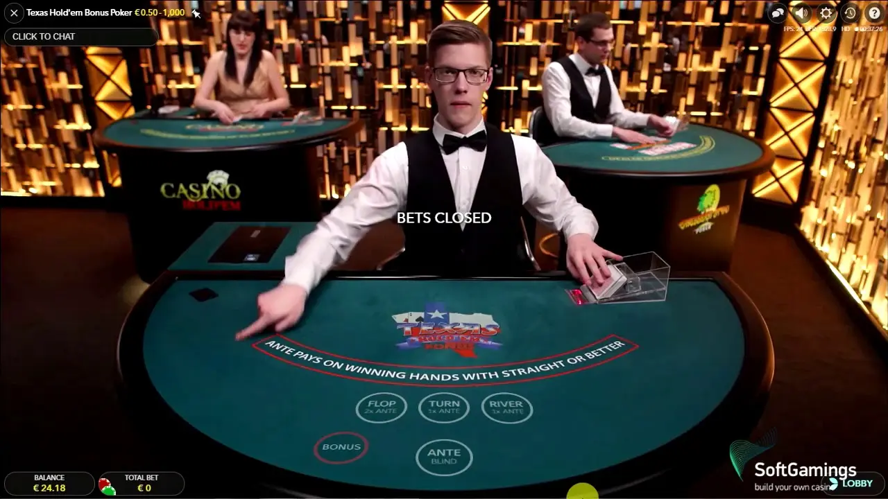 Live Texas Bonus Poker – krupiér zahajuje hru po uzavření sázek. Krupiér u stolu Texas Bonus Poker v živém kasinu po uzavření sázek připravuje rozdání karet.