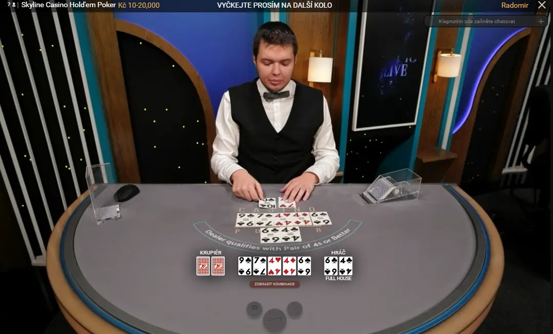 Live Casino Hold’em Poker – výherní kombinace hráče full house proti dealerovi. Krupiér ve hře Casino Hold’em Poker ukazuje kombinaci hráče full house a karty dealera.